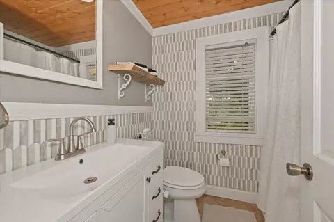 Bath - 1515 N 9th Ave E, Duluth, MN 55805 photo 1 of 2