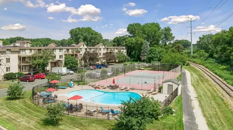 1304 W Medicine Lake Dr #320, Plymouth, MN 55441