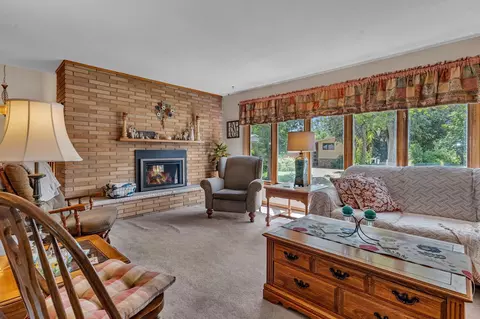 Living - 920 Meadow Ln, Willmar, MN 56201 photo 3 of 7
