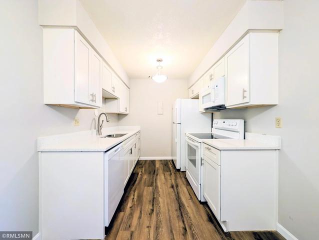 2700 Dale St N #A214, Roseville, MN 55113