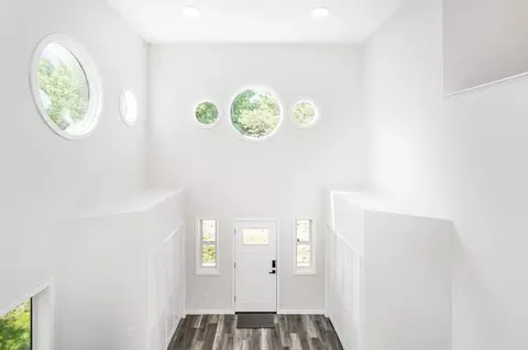 Entry Way - 417 Elk St, Duluth, MN 55803 photo 5 of 13
