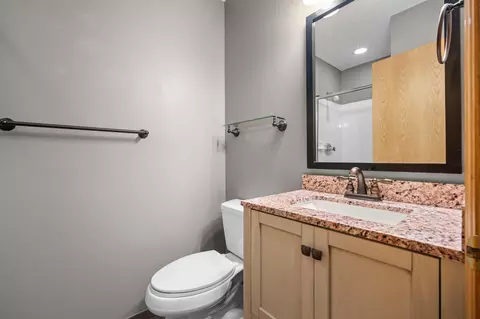 Bath - 960 Wildflower Ct, Eagan, MN 55123 photo 3 of 3