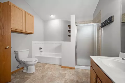 Bath - 960 Wildflower Ct, Eagan, MN 55123 photo 2 of 3
