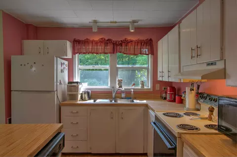 Kitchen - 14445 Maple Leaf Rd, Pine City, MN 55063 photo 2 of 2