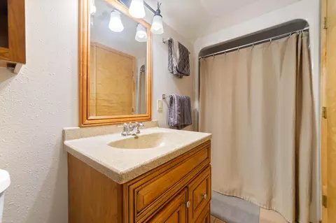 Bath - 4073 Reinke Rd, Duluth, MN 55811 photo 2 of 4