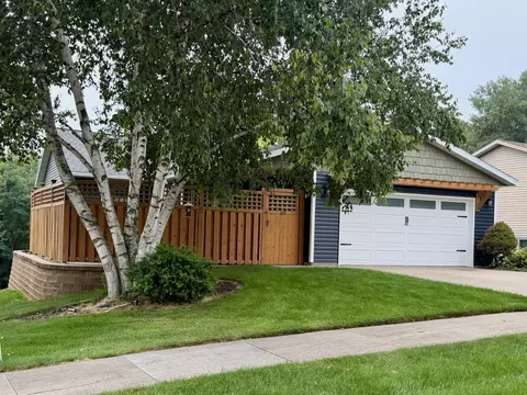 614 37th St SW, Rochester, MN 55902