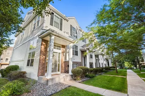 899 Ledgestone Dr, Mahtomedi, MN 55115