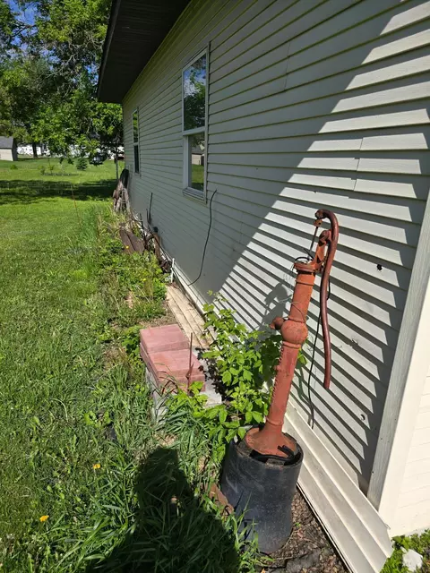 Exterior - 604 E Willow Ave, Olivia, MN 56277 photo 6 of 11