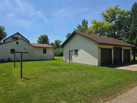 Exterior - 604 E Willow Ave, Olivia, MN 56277 photo 9 of 11