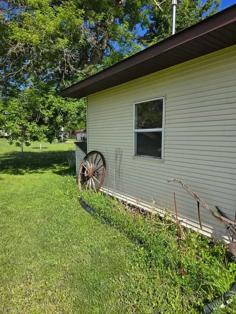 Exterior - 604 E Willow Ave, Olivia, MN 56277 photo 7 of 11