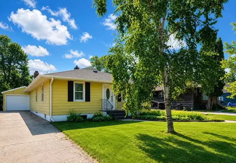 806 5th St NE, Staples, MN 56479