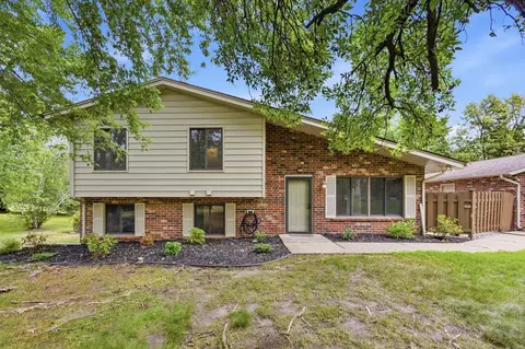 9712 Cimarron Cir, Minnetonka, MN 55305