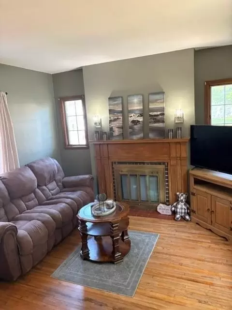 Living - 1345 6th Ave N, Windom, MN 56101 photo 2 of 2