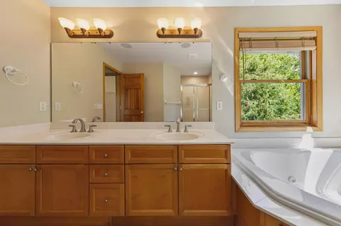 Bath - 1517 Covington Ln, Eagan, MN 55122 photo 2 of 7