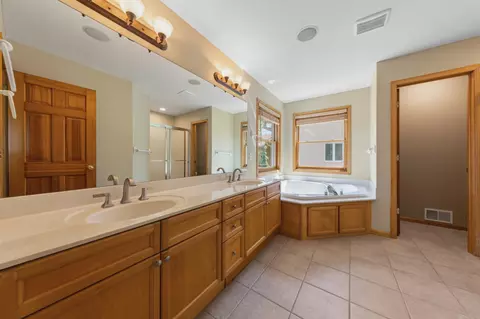 Bath - 1517 Covington Ln, Eagan, MN 55122 photo 1 of 7