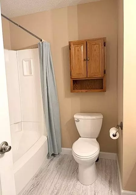Bath - 1790 Maple Park Cir, Windom, MN 56101 photo 2 of 3