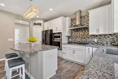 Kitchen - 524 Aidan Cv, Eagan, MN 55123 photo 2 of 6