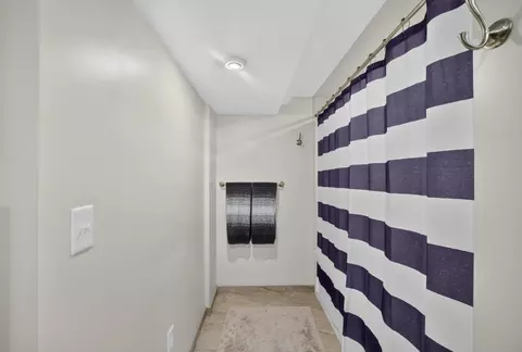 Bath - 312 W Rainbow St, Duluth, MN 55811 photo 3 of 3