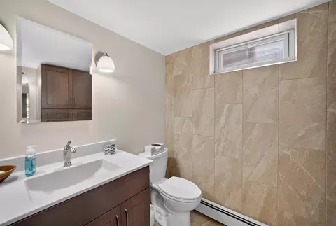 Bath - 312 W Rainbow St, Duluth, MN 55811 photo 2 of 3
