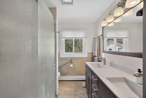 Bath - 312 W Rainbow St, Duluth, MN 55811 photo 1 of 3