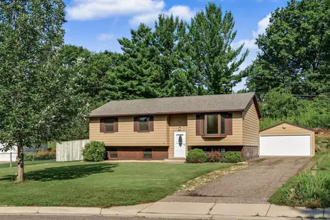 606 Grospoint Ln N, Oakdale, MN 55128