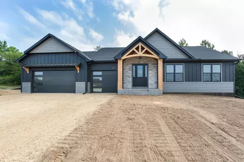 530 Chapman Hills Ct, Hudson, WI 54016