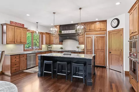 10053 Trails End Rd, Chanhassen, MN 55317
