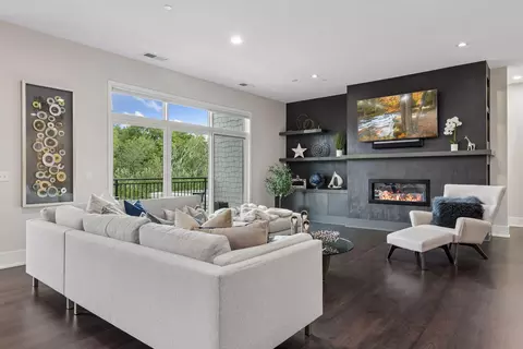 935 Lake St E #202, Wayzata, MN 55391