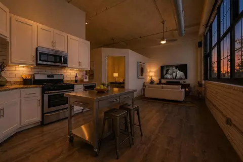 1901 E Hennepin Ave #104, Minneapolis, MN 55413