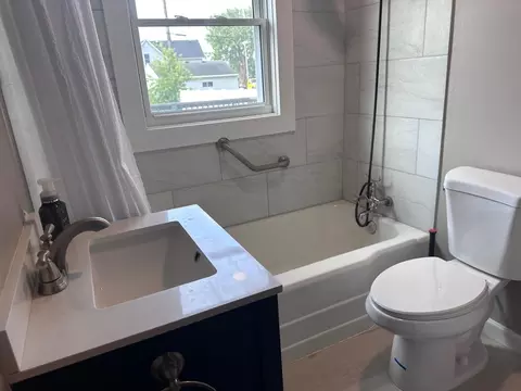 Bath - 213 11th Ave SW, Austin, MN 55912 photo 1 of 1