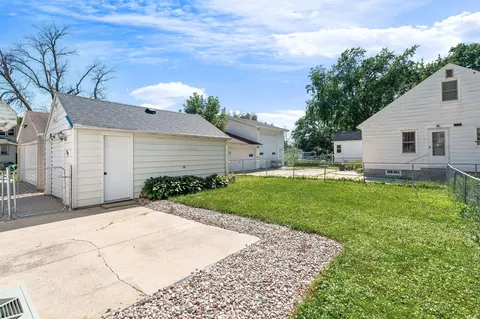 Exterior - 909 11th St NW, Austin, MN 55912 photo 3 of 7