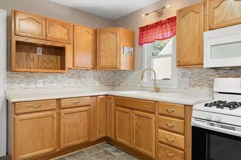 Kitchen - 909 11th St NW, Austin, MN 55912 photo 2 of 4