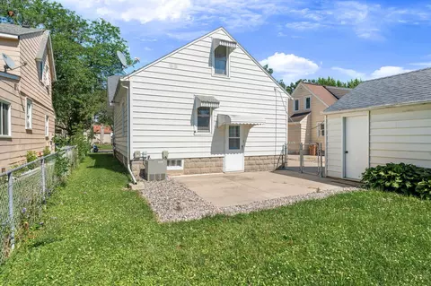 Exterior - 909 11th St NW, Austin, MN 55912 photo 2 of 7