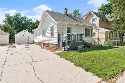 Exterior - 909 11th St NW, Austin, MN 55912 photo 6 of 7