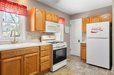 Kitchen - 909 11th St NW, Austin, MN 55912 photo 4 of 4