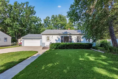 2909 Pascal St, Roseville, MN 55113
