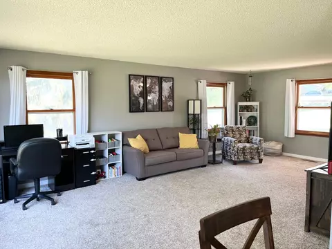 Living - 805 Highland Rd, Windom, MN 56101 photo 4 of 6