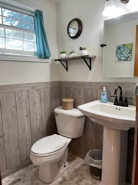 Bath - 805 Highland Rd, Windom, MN 56101 photo 1 of 3