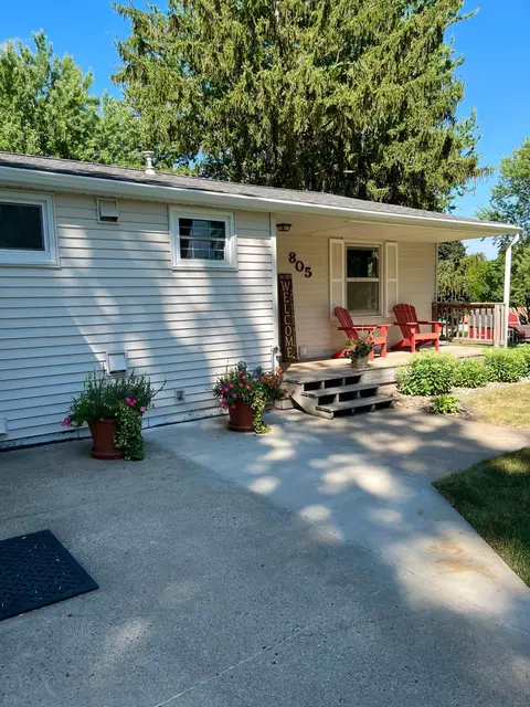 Exterior - 805 Highland Rd, Windom, MN 56101 photo 3 of 5