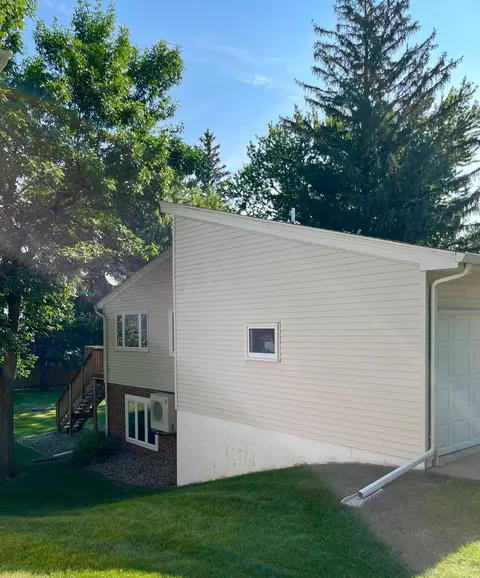 Exterior - 805 Highland Rd, Windom, MN 56101 photo 4 of 5