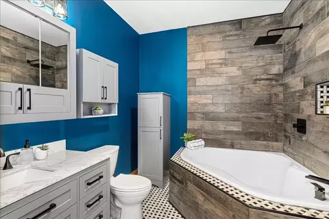 Bath - 5841 Spruce Ln, Duluth, MN 55811 photo 3 of 3