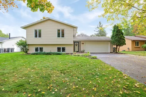 10359 Huntington Dr, Eden Prairie, MN 55347