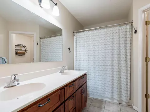 Bath - 1708 13th Ave NE, Brainerd, MN 56401 photo 1 of 3