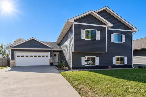109 Cougar Dr, Mankato, MN 56001