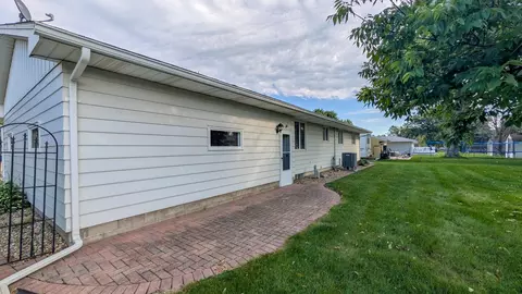 Exterior - 1407 9th St NW, Austin, MN 55912 photo 3 of 5