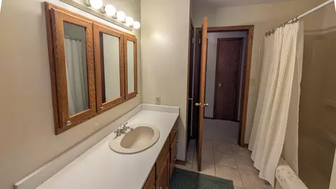 Bath - 1407 9th St NW, Austin, MN 55912 photo 2 of 5