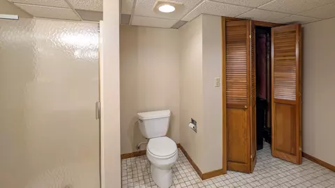 Bath - 1407 9th St NW, Austin, MN 55912 photo 4 of 5