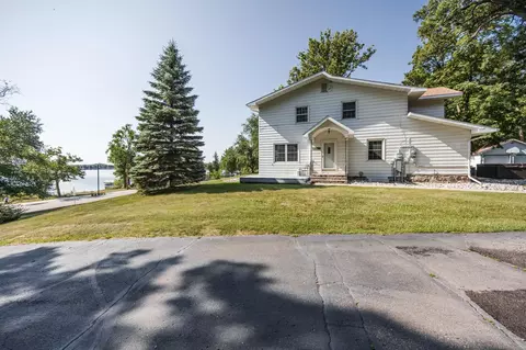 1104 W Lake Dr, Detroit Lakes, MN 56501