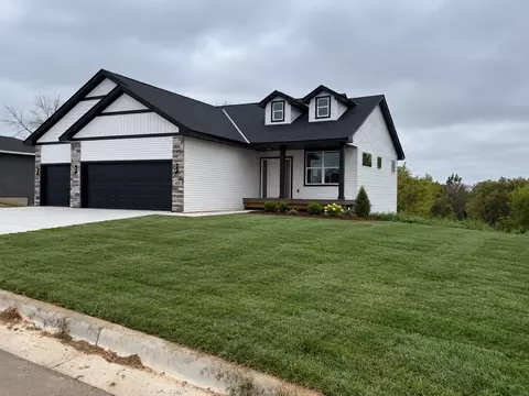 605 E 9th St, Zumbrota, MN 55992