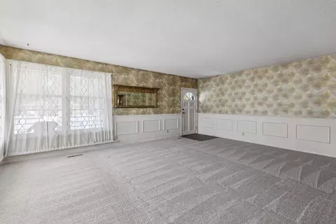 Living - 501 Sumner St E, Northfield, MN 55057 photo 2 of 9